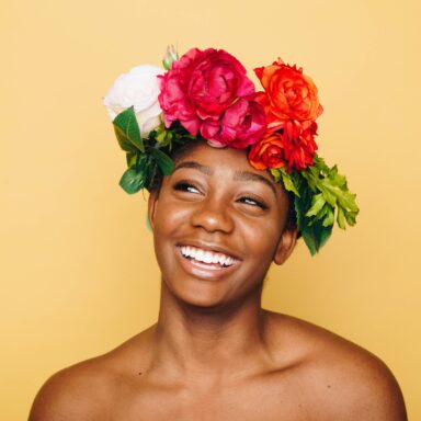 siling woman with decorated flowers on her hair